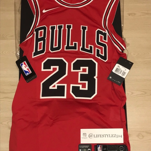 Michael Jordan Jersey - Picture 4 of 10